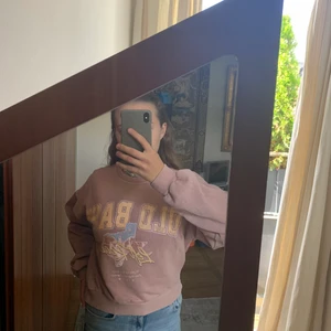 College tröja - College tröja i rosa, köp för ca 9 månader sedan, nyskick (använd endast 2/3 gånger), köpt för ca 200kr från Pull and Bear, storlek xs!