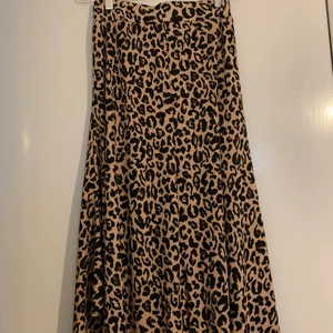 Leopardkjol  - En super snygg kjol för sommaren tyvärr kommer den inte till användning, bra för sommaren och höst helt oanvänd står för frakten 