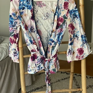 Kimono kort - Kort kimono i storlek 32/34. Aldrig använd. 