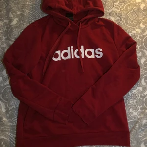 Adidas set storlek M - Röd Adidas set byxor och tröja, tröjan har en liten fläck på sig, storlek M på båda. Kan mötas i Örebro och Eskilstuna 