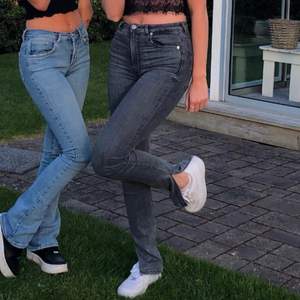 Säljer dessa skit snygga jeans från zara (dom gråa) Är 167cm lång och längden är perfekt på mig 💕 priset är inklusive frakt ☺️☺️