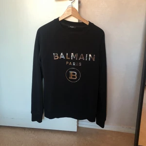 Balmain sweatshirt - Svart Balmain metallic sweatshirt. Använd 1 gång. Ny pris ca 6000 kr. Mitt pris 1600 kr