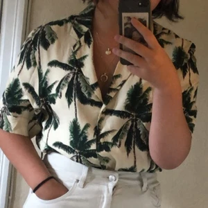 Hawaii skjorta - Säljer denna fina hawaii skjortan! Mjukt tunnt material och endast använd fåtal gånger. 