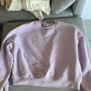 Sweatshirt  - Lila sweatshirt, som är använd 2 gånger. Storlek XS/S. 70kr