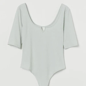 Ribbad stringbody - En oanvänd mintgrön body från H&M i storlek XS. Väldigt snygg men för lite på mig tyvärr.💚