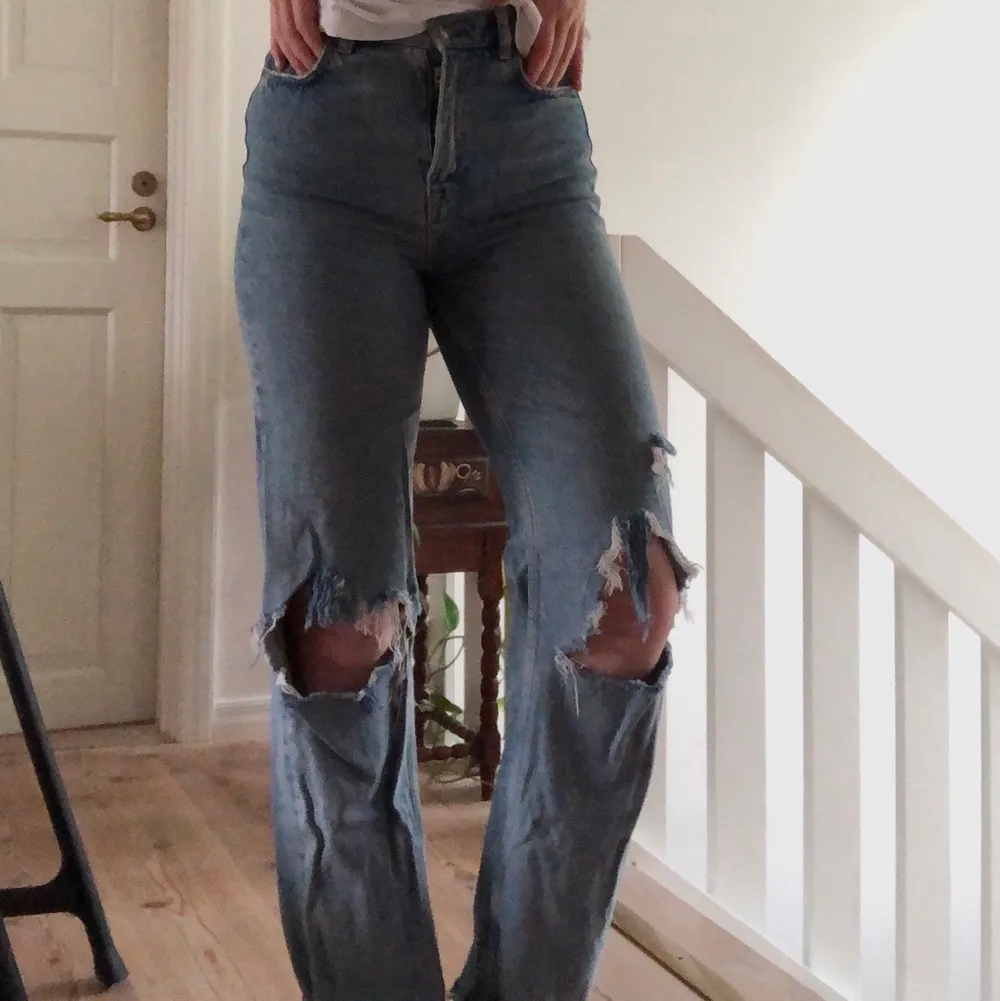 Skit coola jeans men hål på knäna! Storlek 38. Perfekt längd för mig som är 178 cm lång. Köparen står för frakten. . Jeans & Byxor.