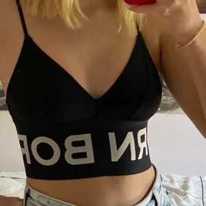 Björn Borg Topp - Svart Björn Borg topp/sporttopp med öppen rygg. Den är jätteskön och fin, men tyvärr lite liten för mig. Det står 36, men skulle säga att den passar 34 också och bättre. (Den är inte vadderad)   