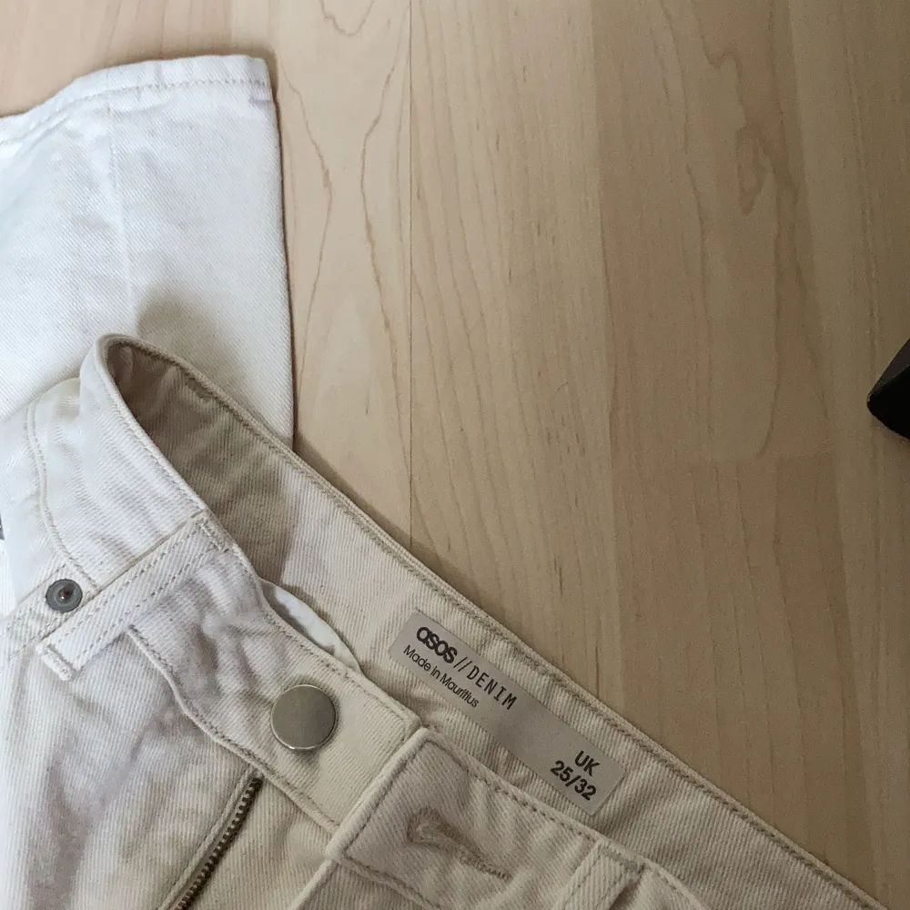 Säljer vita jeans från asos. Strl 25/32, mycket fint skick då jag endast använt de ett fåtal gånger. 😊. Jeans & Byxor.