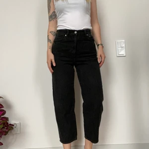 Svarta Levis jeans - Svarta Levis jeans modell ”ballong leg” i storlek W25 L26 inköpta 2020. Betalning via swish. Nypris 1020kr.
