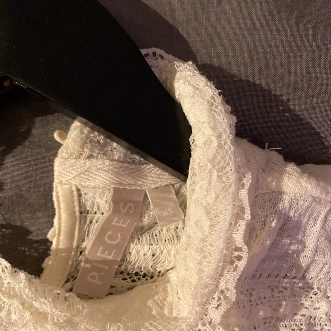 Vit spetströja. - 90