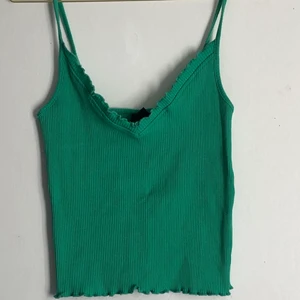 Grönt linne - Grönt linne i bra kvalitet. Oanvänt. Storlek L men passar S 