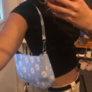 Blommig väska - Blommig axelväska 