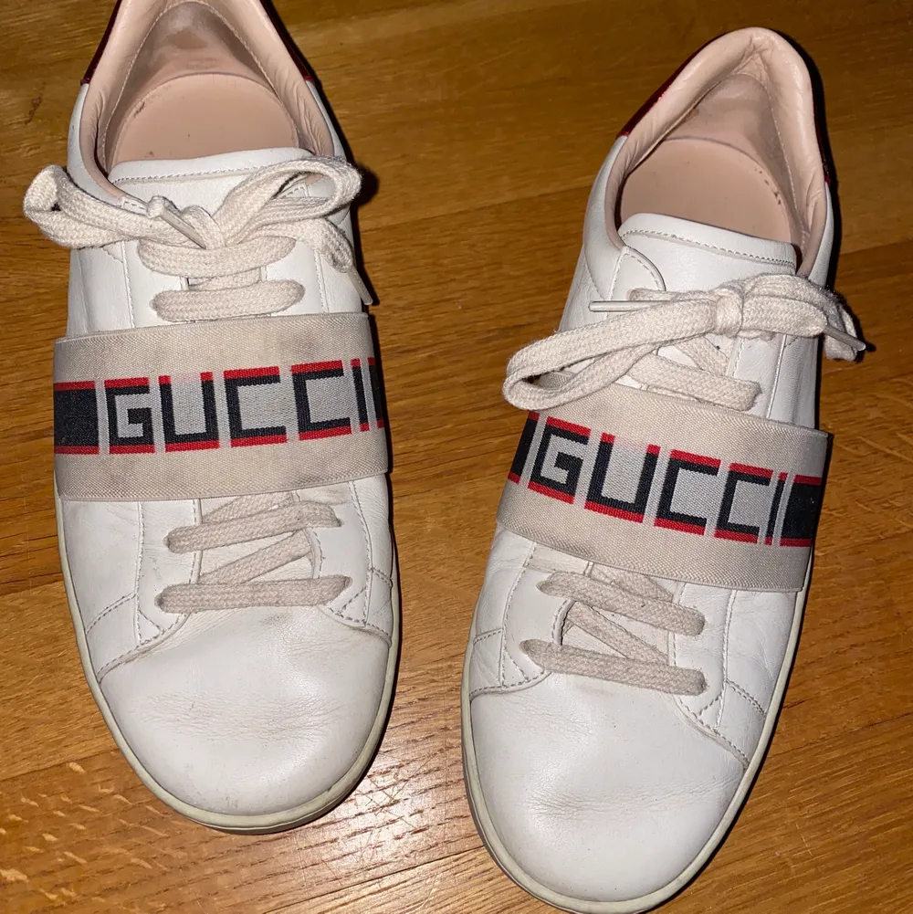 Säljer mina Gucci skor inköpta 2018 på Gucci’s officiella hemsida, eftersom det bara står inne i garderoben och samlar damm. Skorna är i storlek 39. Det förekommer smuts och fläckar, inget som jag själv testat att ta bort/rengöra. Kan fraktas mot betalning, alltså att du som köpare står för frakten. Fraktkostnaden kan variera beroende på vilken leverantör. Kan mötas upp i Sundsvall. Pris kan diskuteras vid snabb affär, har redan prutat ned 3800 kronor. OBS! Dessa är äkta. Frågor? Hör av dig :). Skor.