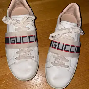 Säljer mina Gucci skor inköpta 2018 på Gucci’s officiella hemsida, eftersom det bara står inne i garderoben och samlar damm. Skorna är i storlek 39. Det förekommer smuts och fläckar, inget som jag själv testat att ta bort/rengöra. Kan fraktas mot betalning, alltså att du som köpare står för frakten. Fraktkostnaden kan variera beroende på vilken leverantör. Kan mötas upp i Sundsvall. Pris kan diskuteras vid snabb affär, har redan prutat ned 3800 kronor. OBS! Dessa är äkta. Frågor? Hör av dig :)