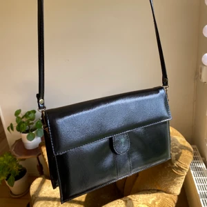 vintage axelbandsväska - svart, axelbandsväska med gulddetaljer och smidigt lås. vintage modell köpt på second hand. 