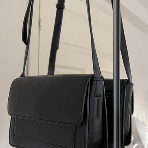 Åhléns handväska  - Enkel och fin väska från Åhléns! Köpte för något år sedan och användes fåtal gånger, perfekt crossbody med justerbar shoulder strap👜🖤 tillägg: se sista bild för hur den sitter🖤