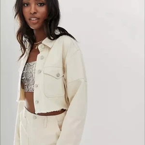 Beige jeansjacka - Skitsnygg kort jeansjacka som är använd ett fåtal gånger. Frakt tillkommer💕