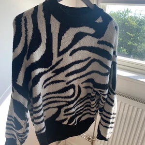 🦓🦓🦓🦓 - snygg tröja från newyorker! fint skick! passar storlek XS-M! den är stor i storleken💓💓så himla snygg, men söner för att jag tröttnat på den och tycker inte att den passar på mig! 💙💙FRAKTEN: 57KR