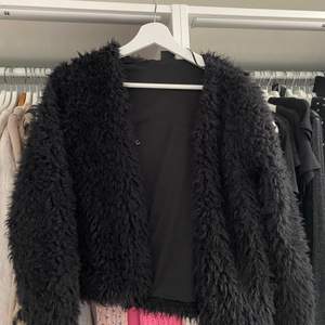 Supersnygg mörkgrön pälsjacka (faux fur) från Zalando | Plick