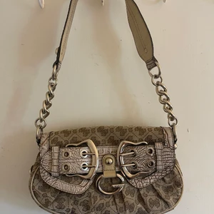 Guess Väska - Guess väska i väldigt fint skick. Mitt pris 100kr + frakt kostnad, pris kan diskuteras vid snabb affär. 