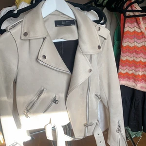 Zara jacka - En jacka i mocka imitation ifrån zara! Så snygg nu till hösten!