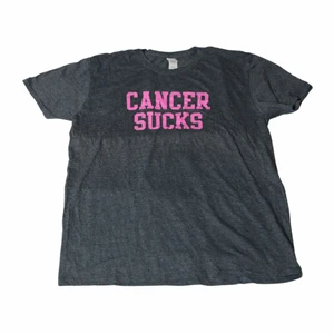 Cancer Sucks - Vintage Tee - En väldigt fin tröja med ett sjukt fint motiv också för dig som gillar att ha lite innebörd i din stil. Den är thriftad för ett tag sedan och är i bra skick.