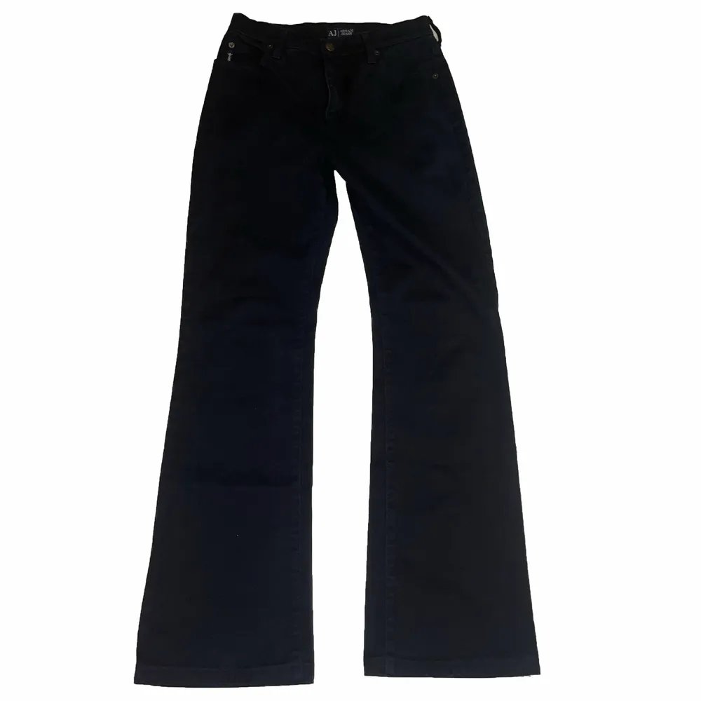 Svarta jeans från Armani med utsvängda ben i storlek s (34/36)😍😍. Jeans & Byxor.
