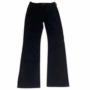 Svarta jeans från Armani med utsvängda ben i storlek s (34/36)😍😍