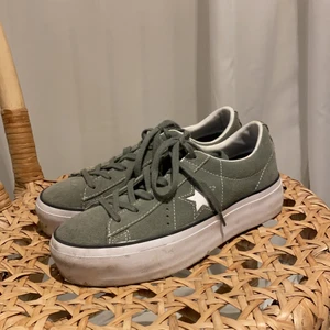 Platå Converse - Gröna Converse med platåsula i mocka. Storlek 37. Nypris 899 kr. Använda 1 gång. Som nya.