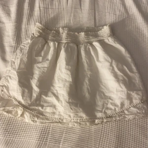 Supersöt kjol från H&M ❤️ - Vit fin kjol från H&M som är lätt att styla och supersöt ⚡️⚡️ använd men med ett fint skick . 💖 fina detaljer 💕 Storlek M men skulle säga den passar mindre pågrund av elastisk midja 😁⚡️⚡️