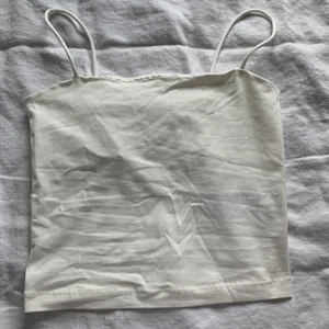 Cream färgat linne - Har aldrig används. Extra tyg över brösten.