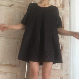 H&M ballongklänning🎈 - Cool svart klänning med puffärmar och volang längst ner. Går att ha med/utan skärp. Sidenmaterial som lägger sig väldigt snyggt. Detta med ett par boots och så är höstlooken klar!