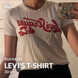 Levi’s t-shirt - Levi’s t-shirt med rött tryck, super skönt material, Storlek xs men passar även som s. 30kr + frakt🤍