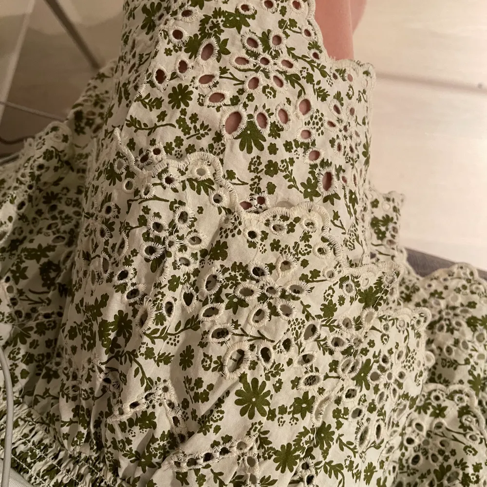 Superfin grön kjol från zara som tyvärr inte kommer till användning✨🤎 köpare står för frakt . Kjolar.
