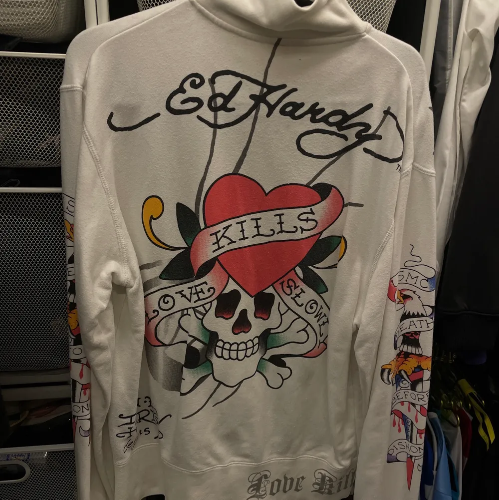 galen ed hardy zip up tröja size: m cond: ganska bra, lite urtvättad känsla och små cracks på vissa tryck men vintage feeling. Hoodies.