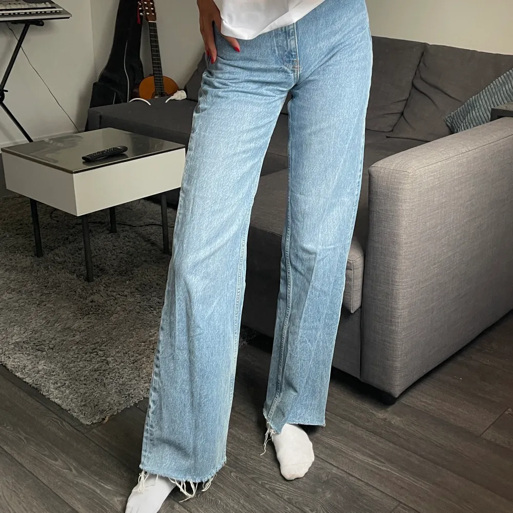 Jättesnygga jeans från Zara i modellen Hi Rise full lenght (6045/026) Storlek 34! Långa på mig som är 175/176. Använda fåtal gånger så de är i nyskick! 200kr + frakt 💞 SLUTSÅLDA. Jeans & Byxor.