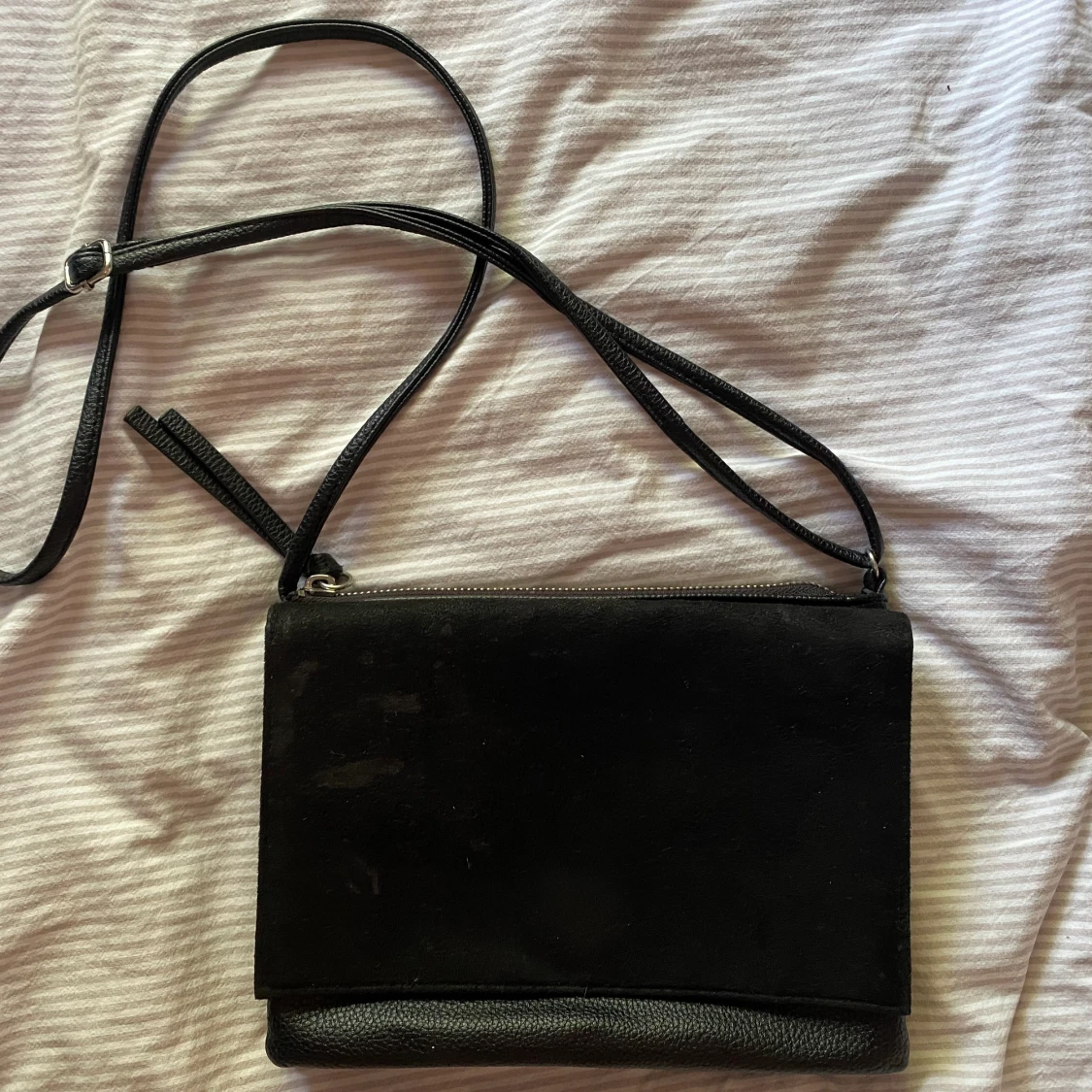 Svart axelväska