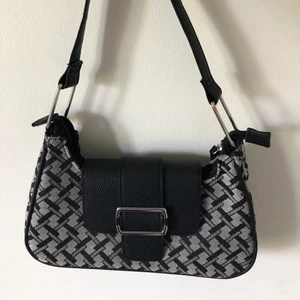 Väska - (budgivningen är avslutad!) Säljer denna super snygga handväska som tyvärr inte kommer till användning längre! Både super fint skick och super cool design🥰 