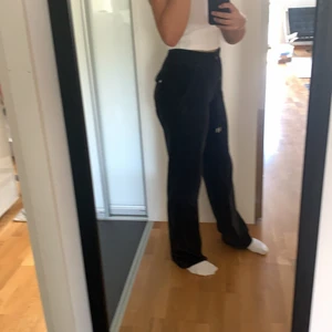 Juicy couture byxor - Såååååå snygga juicy byxor i nyskick, köpta på Nelly för 1000 men säljs då jag gått ner i vikt och dem blivit för stora. Byxorna passar en S-stor M då dem är väldigt strechiga och justerbara i midjan. Frakt tillkommer på 66kr (skicka lätt spårbar frakt) men jag kan även mötas upp i Stockholmsområdet❤️. Skriv om ni har några funderingar eller frågor, kram! Ej budgivning utan pris på 599, kan prutas ner vid snabb affär 