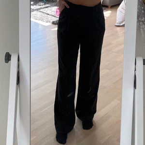 Kostymbyxor från Zara - Säljer mina svarta kostymbyxor från Zara. 🖤
