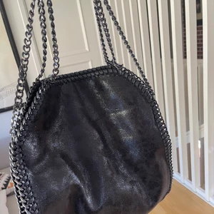 Väska 🖤 - Intressekoll på denna stella McCartney liknande väskan 🖤 Säljer då jag hellre vill ha en mindre! Aldrig använt 