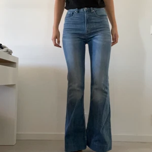 Marc jacobs flare jeans - Jättefina flared jeans från Marc jacobs.  skulle säga S (har normalt W24 i Levis, skulle passa någon som har strl 24-26 dvs EU36). Frakt tillkommer 