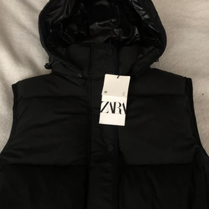 Väst från Zara - Säljer denna fina och jättesköna väst från zara, jag köpte den från en jättegullig tjej men tyckte inte den passade bra på mig. Den är helt ny och prislappen är fortfarande kvar. Det är storlek XS men är oversized så skulle nog säga att den kan passa upp till M. Kom privat för fler bilder eller frågor. Köpt för 559 från zara. Buda från 200 eller köpt direkt för 300 + frakt :)