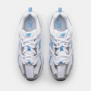 New balance MR 530 white - Ett par skitsnygga new balance 530 i vit/blå som är sparsamt använda och måste tyvärr säljas pga de är för stora😩 Enligt Zalando är de mindre i storleken så skulle säga att de nog passar bra på en som har storlek 38. De är helt slutsålda på alla hemsidor. Köparen står för frakten (66kr spårbar). Buda gärna i kommentarerna💞💞💞