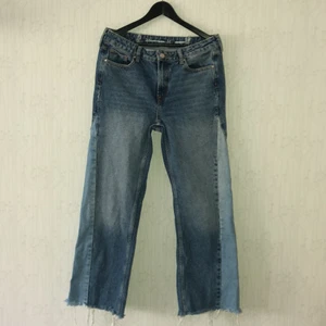 Jeans med revär  - Blå jeans med ljusare revär-detalj. Det enda som finns att anmärka på är två fransiga öppning på insidan av midjan, inget som stör eller syns på utsidan. 