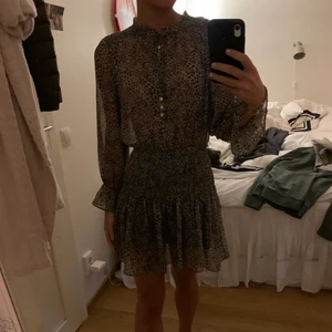 Zara klänning leopard - Jättesnygg klänning från Zara i leopardliknande mönster. Använd fåtal gånger i jättefint skick! Köparen står för frakten!