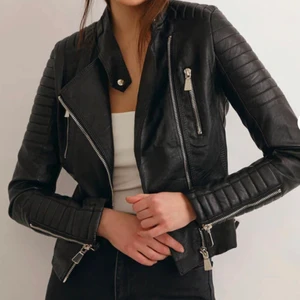 Skinnjacka från Chiquelle - Jättefin Moto Jacket från Chiquelle Fint skick Storlek 36 passar även 34 då de är något små i storlek!  Tillkommer spårbar frakt på 66kr ❤️