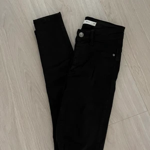 Oanvända Molly jeans, storlek XS - Helt nya Molly jeans från Gina Tricot Storlek XS  Spårbar frakt tillkommer på 66kr ❤️