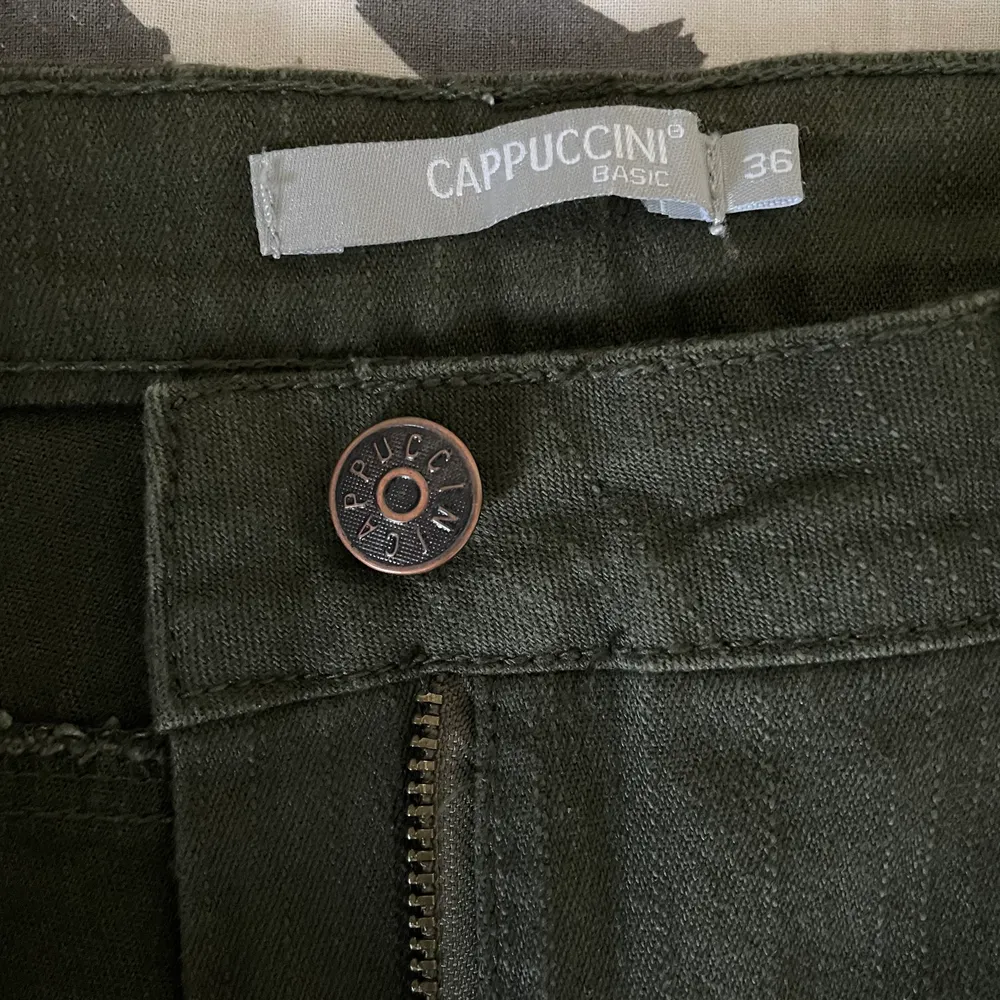 Säljer dessa militär gröna byxor i storlek 36, haft dom ganska länge dom ee vintage från cappuccini ny pris 890kr . Jeans & Byxor.