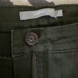 Cargo pants - Säljer dessa militär gröna byxor i storlek 36, haft dom ganska länge dom ee vintage från cappuccini ny pris 890kr 